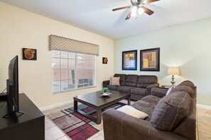 บ้านพัก, หลายเตียง, ใช้สระว่ายน้ำได้, วิวสระว่ายน้ำ (BIS8941) | บริเวณนั่งเล่น