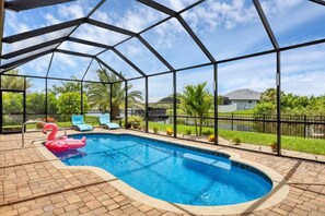 Innendørsbasseng og utendørsbasseng