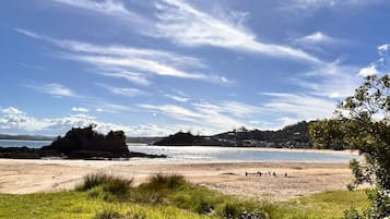 Una spiaggia nelle vicinanze