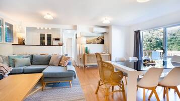 Een televisie en een open haard