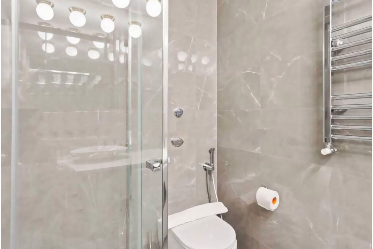 Douche, sèche-cheveux, serviettes fournies, savon