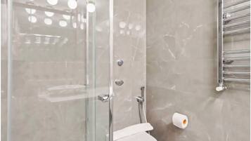 Dusche, Haartrockner, HandtĂŒcher, Seife