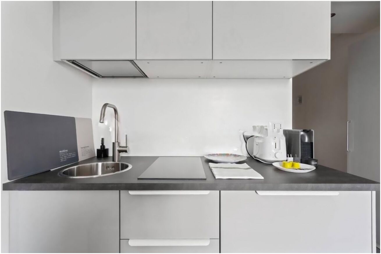 Réfrigérateur, four à micro-ondes, surface de cuisson, cafetière-théière