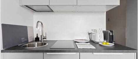 Réfrigérateur, micro-ondes, plaque de cuisson, cafetière/bouilloire