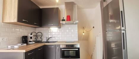 Réfrigérateur, four, batterie de cuisine, vaisselle et ustensiles