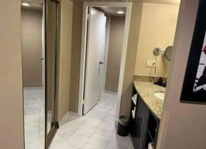 Baignoire Ă jets, sĂšche-cheveux, serviettes fournies, savon