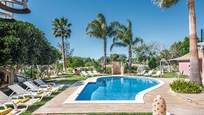 A swimming pool surrounded by lounge chairs and palm trees. - Quinta Valente VIP Properties by Interhome (Silves)