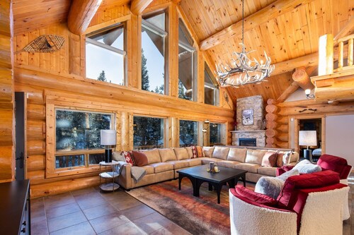 NEW Luminary Log Chalet - Seclusion & Skiing Nearby, Private Hot Tub