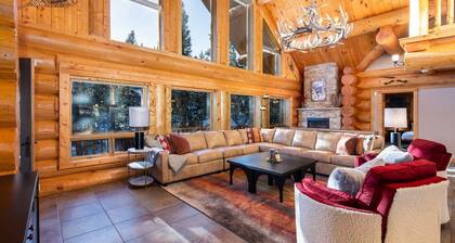 NEW Luminary Log Chalet - Seclusion & Skiing Nearby, Private Hot Tub