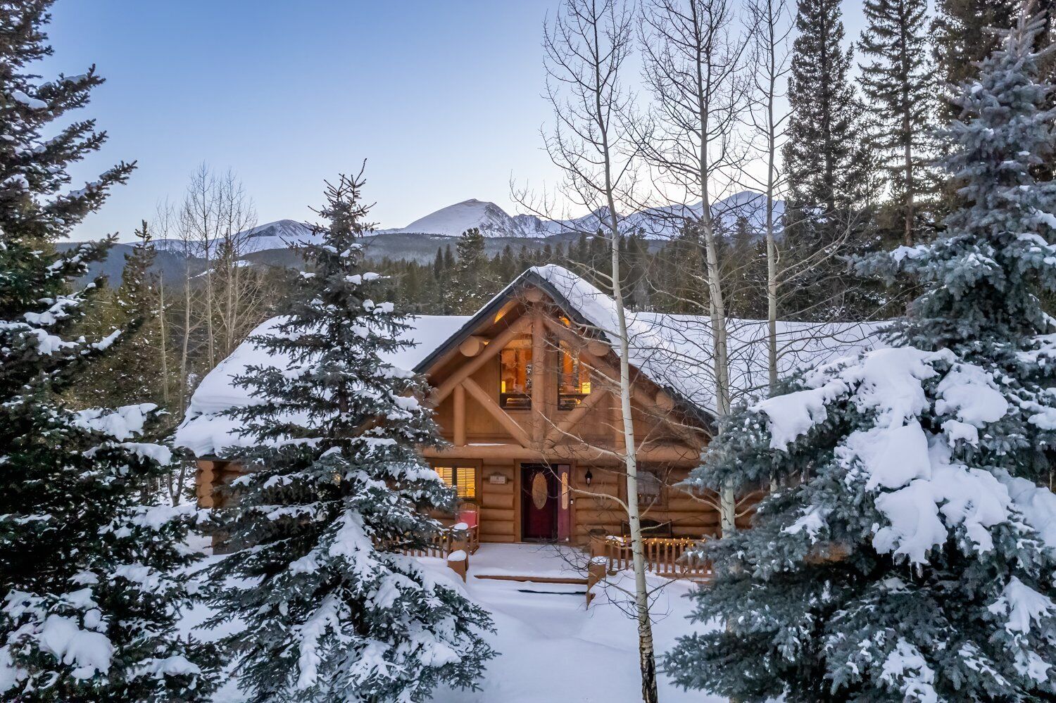 NEW Luminary Log Chalet - Seclusion & Skiing Nearby, Private Hot Tub