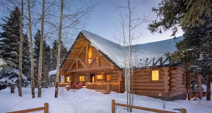 NEW Luminary Log Chalet - Seclusion & Skiing Nearby, Private Hot Tub