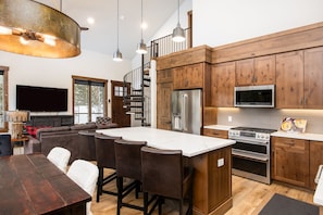 Fridge, microwave, oven, stovetop - Lakeview Lodge: 2BR+ Loft, Private Hot Tub, VIEWS, 8 minutes to Downtown Breck (Blue River)