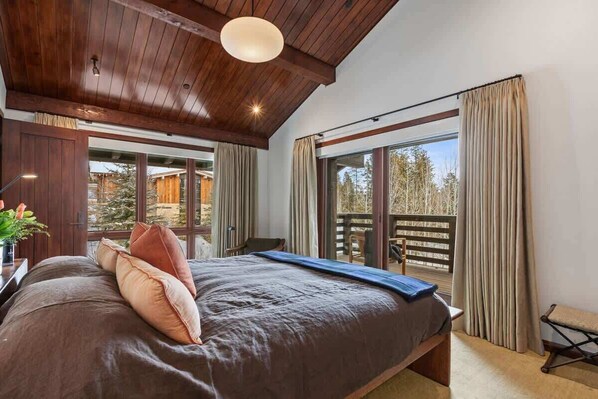 6 bedrooms, iron/ironing board, free WiFi, bed sheets