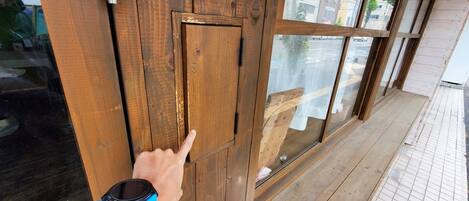 Check-in/check-out kiosk