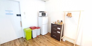 Basic Shared Dormitory | Shared kitchen | Fridge, microwave, stovetop, cookware/dishes/utensils - EZO Run Sapporo - Hostel (Sapporo)