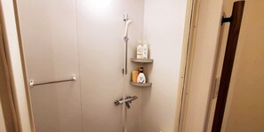 ห้องเบสิกพักรวม | ห้องอาบน้ำ