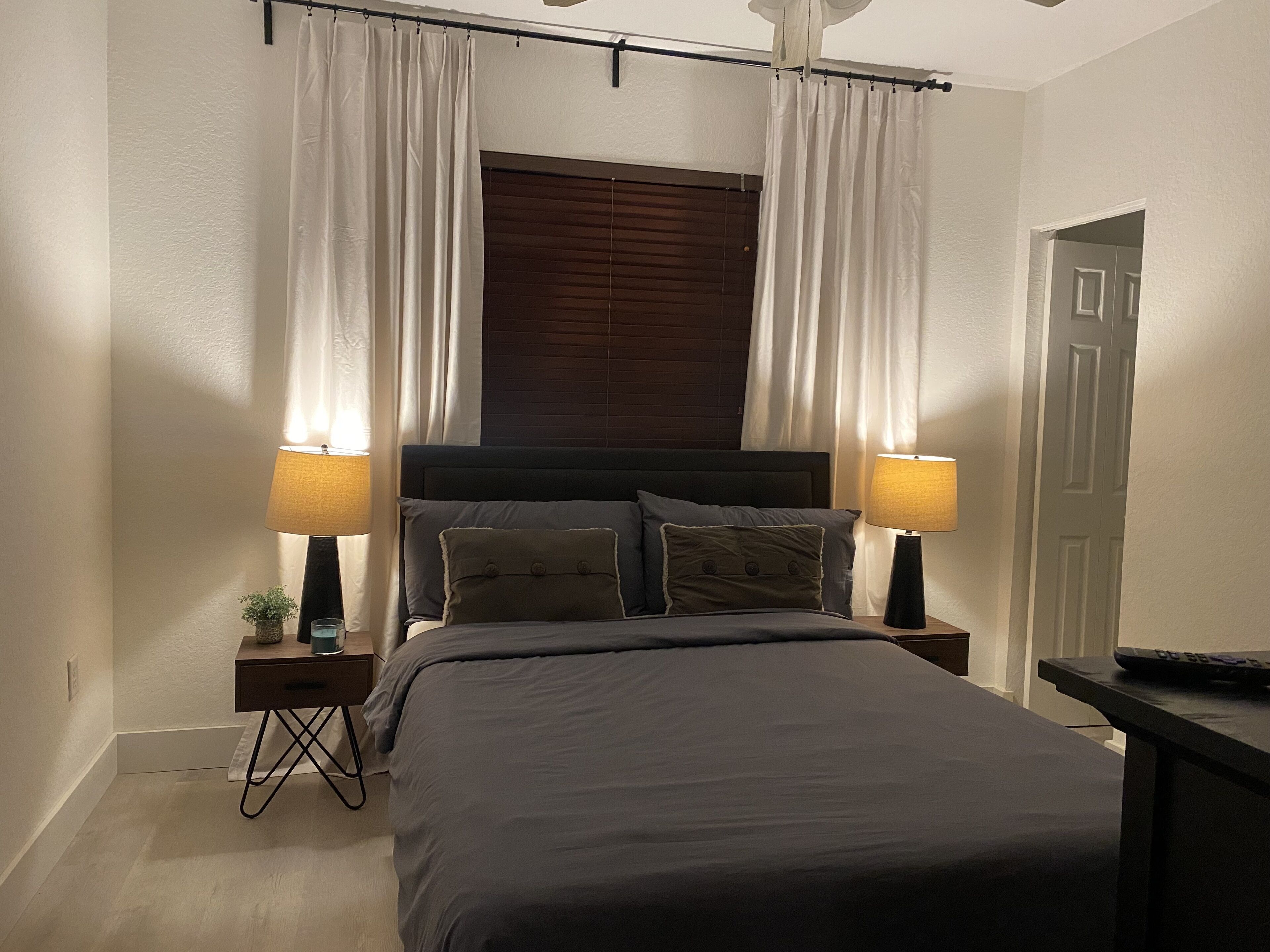 4 bedrooms, iron/ironing board, WiFi, bed sheets