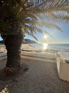 Nära stranden, solstolar och strandhanddukar