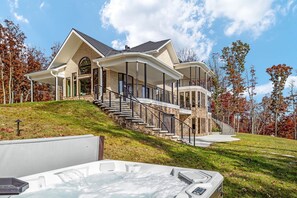 Outdoor spa tub - The Vale (Hardy County)