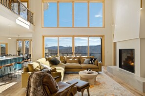 Smart TV, fireplace, video games, stereo - The Vale (Hardy County)