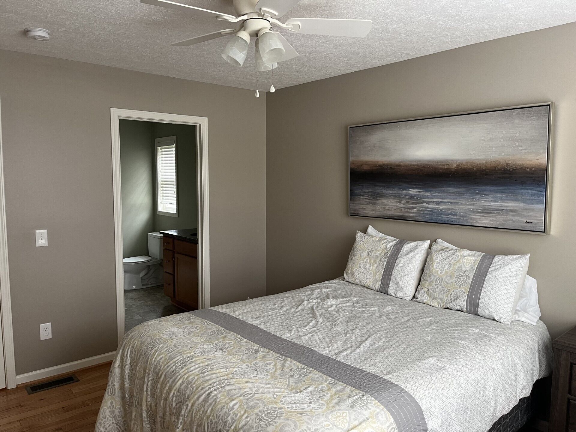 3 多间卧室、熨斗/熨衣板、WiFi、床单