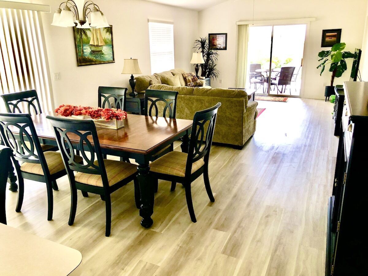 Beautiful 2/2 Private Courtyard Villa, Screened Lanai, Golf Cart, Close to all