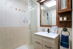 Douche, sèche-cheveux, serviettes fournies