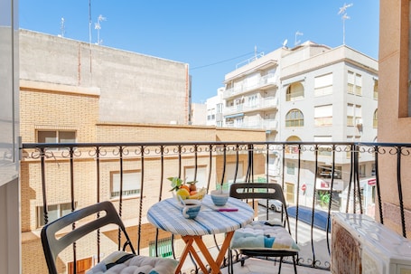 Speisen im Freien. Legado Marino: Klimatisiertes Boutique-Apartment, 200 m vom Meer entfernt