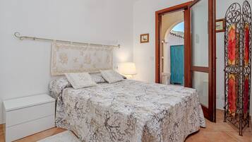 2 bedrooms, iron/ironing board, free WiFi