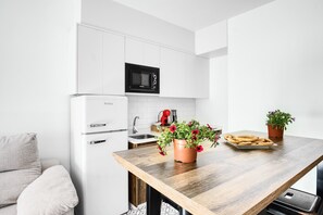 Kühlschrank, Mikrowelle, Herdplatte, Wasserkocher mit Kaffee-/Teezubehör