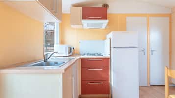 Kjøleskap, mikrobølgeovn, kokeplater og kjøkkenutstyr