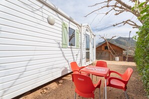 Outdoor dining - Holiday Home 'BW 2018 V' with Mountain View, Wi-Fi and Air Conditioning (Bárig)