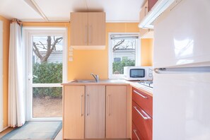 Fridge, microwave, stovetop, cookware/dishes/utensils