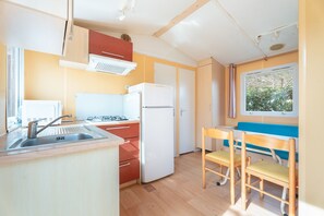 Fridge, microwave, stovetop, cookware/dishes/utensils