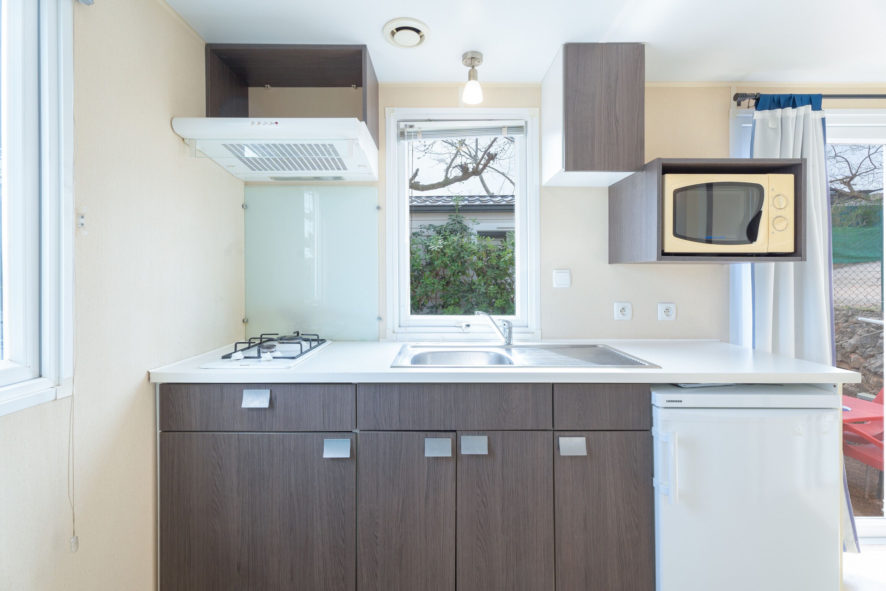 Frigorífico, microondas, placa de cocina y utensilios de cocina