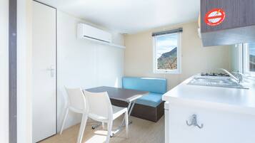 Fridge, microwave, stovetop, cookware/dishes/utensils