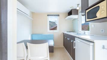 Fridge, microwave, stovetop, cookware/dishes/utensils