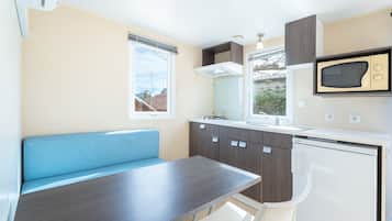 Réfrigérateur, micro-ondes, plaque de cuisson