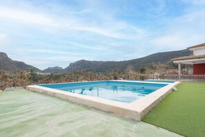 Pool - Holiday Home 'BW 2018' with Mountain View, Wi-Fi and Air Conditioning (Bárig)