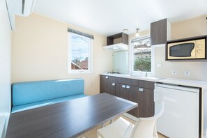 Fridge, microwave, stovetop, cookware/dishes/utensils