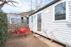 Outdoor dining - Holiday Home 'BW 2018' with Mountain View, Wi-Fi and Air Conditioning (Bárig)