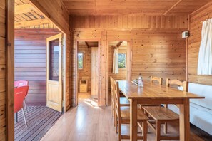 Dining - Holiday Home 'Cabaña Madera A' with Mountain View, Wi-Fi and Air Conditioning (Bárig)