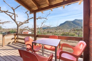 Outdoor dining - Holiday Home 'Cabaña Madera A' with Mountain View, Wi-Fi and Air Conditioning (Bárig)