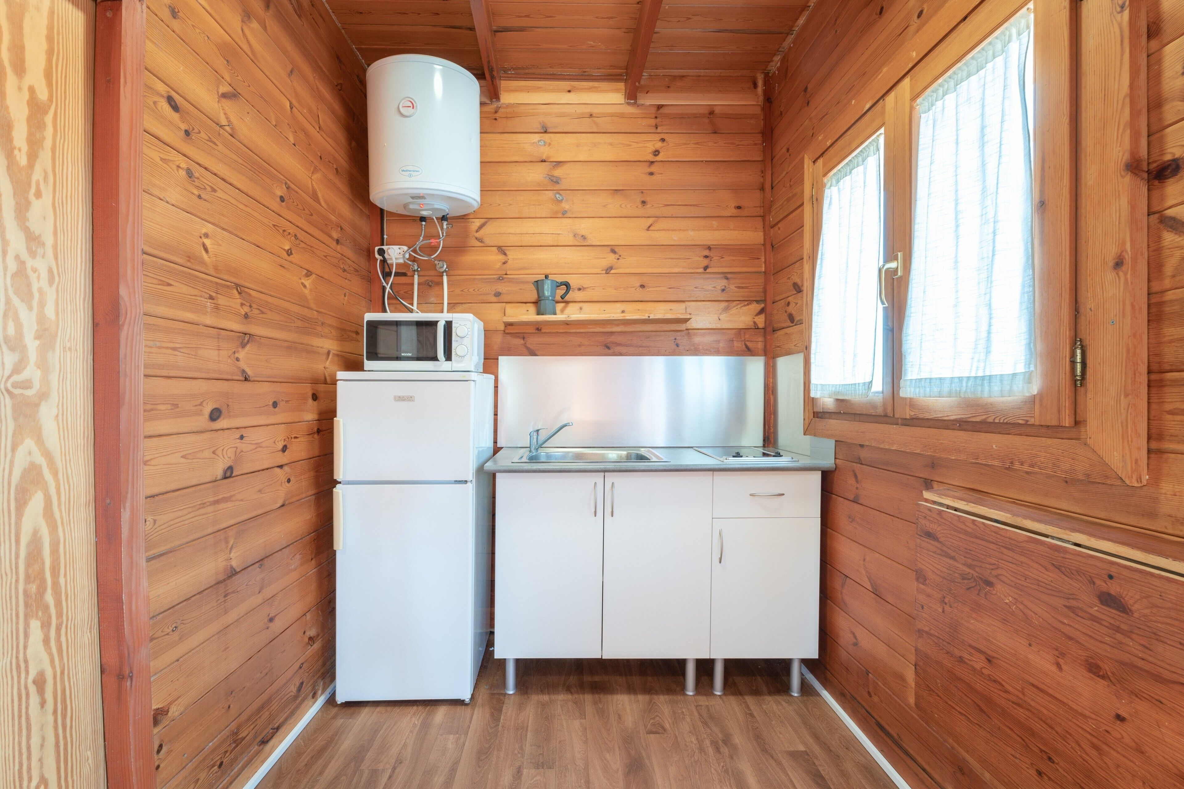 Réfrigérateur, micro-ondes, plaque de cuisson