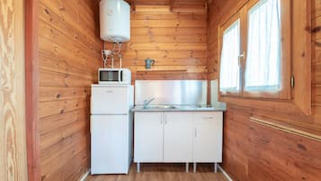 Réfrigérateur, micro-ondes, plaque de cuisson