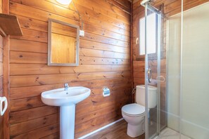 Shower - Holiday Home 'Cabaña Madera A' with Mountain View, Wi-Fi and Air Conditioning (Bárig)
