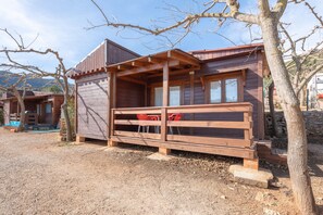 Exterior - Holiday Home 'Cabaña Madera A' with Mountain View, Wi-Fi and Air Conditioning (Bárig)