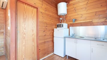 Jääkaappi, mikroaaltouuni, liesi, keittoastiat/astiat/ruokailuvälineet