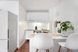 Réfrigérateur, micro-ondes, plaque de cuisson, cafetière/bouilloire