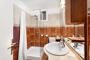 Shower, hair dryer, towels - Vacation Apartment 'Apartamento Luna' with Sea View, Private Terrace and Wi-Fi (Tacoronte)